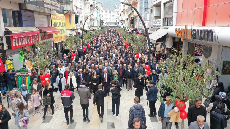 İSMET PAŞA CADDESİ’NE GÖRKEMLİ AÇILIŞ