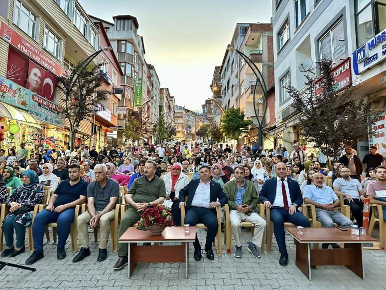 KONSER VE AÇIK HAVA SİNEMASININ BU SEFERKİ DURAĞI AYBASTI OLDU