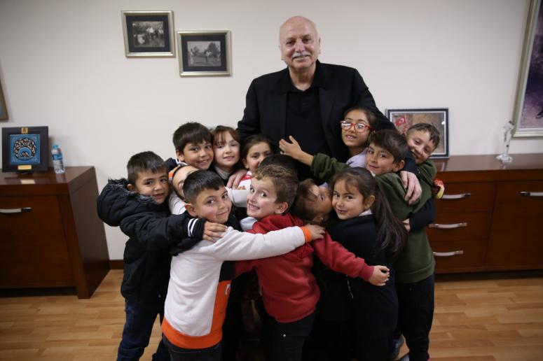 NEJDET GÜRSOY, ÇOCUKLARIN İÇİNİ ISITTI