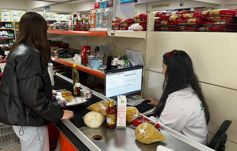 SOSYAL MARKET ÖĞRENCİLERİN MADDİ YÜKÜNÜ HAFİFLETİYOR