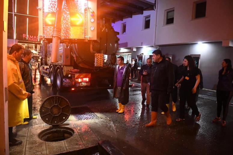 BAŞKAN AŞKIN TÖREN GECE BOYUNCA SAHADAYDI