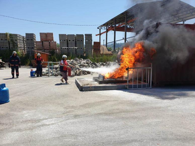 KADINLAR YAĞ YANGINLARI VE EV KAZALARI KONUSUNDA EĞİTİM ALDI